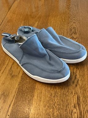 Woman’s Vionic Beach blue slip on. Size 6.5. Soft and comfy! Gently worn! Cute!